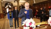 VUČEVIĆ NA LITURGIJI SA SINOVIMA: Gradonačelnik Novog Sada vernicima čestitao praznik (FOTO)