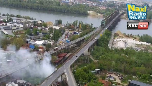 ПОЖАР ИСПОД ПАНЧЕВАЧКОГ МОСТА: Дим се надвијао над приступном траком, људи возили као да се ништа не дешава (ФОТО)