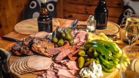 UVEK SPREMITE PREVIŠE HRANE, PA NE ZNATE ŠTA SA NJOM: Pročitajte nekoliko korisnih saveta kako da čuvate namirnice sa praznične trpeze UVEK SPREMITE PREVIŠE HRANE, PA NE ZNATE ŠTA SA NJOM: Pročitajte nekoliko korisnih saveta kako da čuvate namirnice sa praznične trpeze