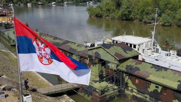 ПРИКАЗАН РАД ПОСАДЕ РЕЧНОГ ПАТРОЛНОГ БРОДА: Стефановић обишао припаднике Речне флотиле