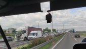 KOMBI IZLETEO SA AUTO-PUTA: Poginula jedna osoba, druga povređena