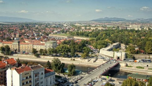 OVAJ ZAKON SVOJ NA SVOME JE PRAVA STVAR Nišlije zadovoljno čekaju u redu da predaju zahteve za legalizaciju, prijem na 24 lokacije