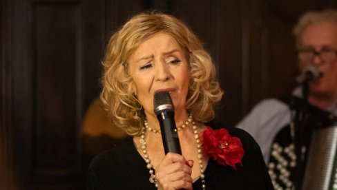 ВРАЋАЛА САМ СЕ СА БЕРБЕ ГРОЖЂА, КАД МЕ ЈЕ НЕКО ПИПНУО С ЛЕЂА: Лепа Лукић проговорила о својим почецима, ево какав шок је преживела ВРАЋАЛА САМ СЕ СА БЕРБЕ ГРОЖЂА, КАД МЕ ЈЕ НЕКО ПИПНУО С ЛЕЂА: Лепа Лукић проговорила о својим почецима, ево какав шок је преживела