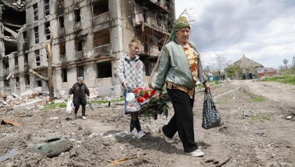 КИЈЕВ ДЕЛИ ОРДЕЊЕ, АЛИ ГУБИ ТЕРИТОРИЈУ: Украјински председник настоји да подигне морал својим војницима одликовањима