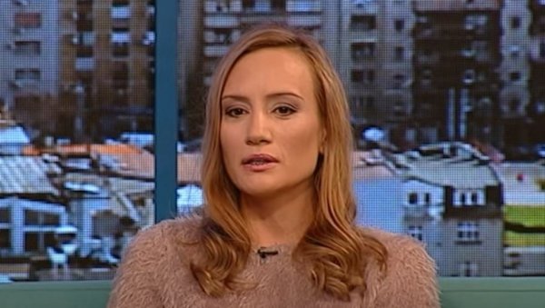 ГЛУМИЦА ПОНОВО ЗАЉУБЉЕНА : Јелена Ђукић се развела од трагача, па преко другарице нашла новог дечка (ФОТО)