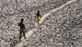 OBORENI TEMPERATURNI REKORDI U INDIJI: Nesnosne vrućine najviše pogađaju siromašne OBORENI TEMPERATURNI REKORDI U INDIJI: Nesnosne vrućine najviše pogađaju siromašne