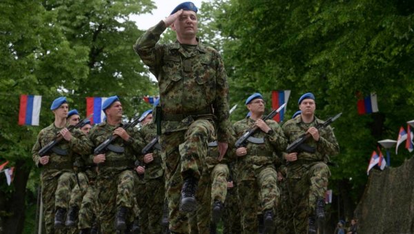 МИНИСТАРСТВО ОДБРАНЕ РЕАГОВАЛО НА ЛАЖИ ИЗ ПРИШТИНЕ: Војска Србије за сада није улазила на територију Косова и Метохије