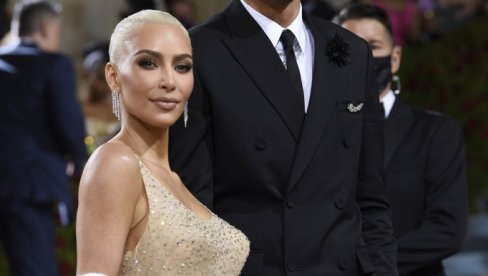 КИМ КАРДАШИЈАН ИМА НОВОГ ДЕЧКА! Довела га на Супербоул, Амери затечени! (ВИДЕО)