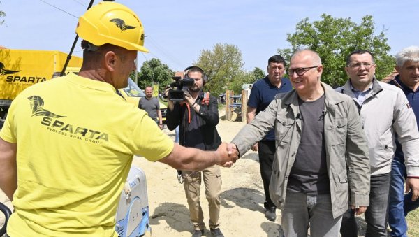 ВЕСИЋ ОБИШАО РАДОВЕ: Покретна канцеларија са грађанима лазаревачког насеља Шушњар