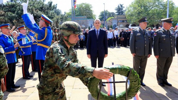 ОБЕЛЕЖЕН ДАН ПОБЕДЕ НАД ФАШИЗМОМ: Положено цвеће на споменик Црвеноармејцу