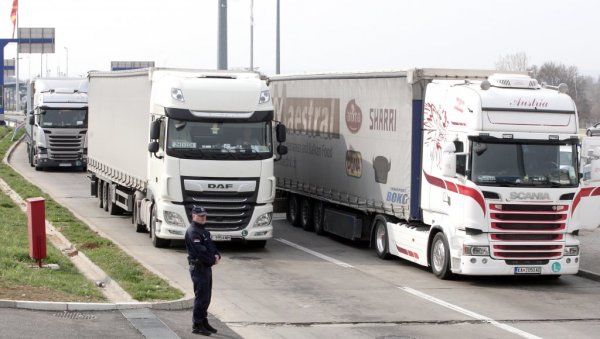 У КОЛОНИ ЧЕКАЈУ И ПО ЧЕТИРИ САТА: Гужве на појединим граничним прелазима