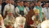 HRAM SVETOG SAVE DUPKE PUN: U toku pomiriteljska liturgija - više hiljada ljudi ispunilo Svetosavski plato (FOTO/VIDEO)