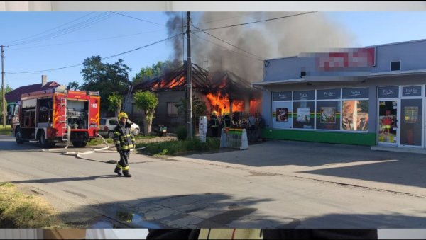 ЧОВЕК У ШОКУ ГЛЕДА КАКО МУ ГОРИ КУЋА: Први снимци пожара у Зрењанину (ВИДЕО)