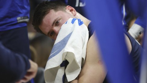 OVO MOŽE SAMO ON: Luka Dončić postigao koš o kome se priča, i to u papučama (VIDEO) OVO MOŽE SAMO ON: Luka Dončić postigao koš o kome se priča, i to u papučama (VIDEO)
