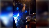 ISPLIVAO SNIMAK KRVAVE MASOVNE TUČE U ZAGREBU: Policajac brutalno tuče navijača Hajduka, više stotina ljudi učestvovalo u haosu (VIDEO)