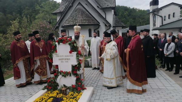 ДА СЕ СЛОЖИМО, УМНОЖИМО И ОБОЖИМО! Владика Јустин служио литургију у манастиру Соко (ФОТО)