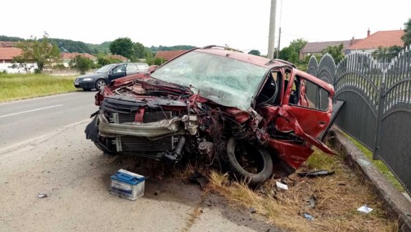 ПРВЕ ФОТОГРАФИЈЕ ЈЕЗИВЕ НЕСРЕЋЕ КОД КРУШЕВЦА: Предњи део дачије потпуно уништен, по путу крхотине и делови возила (ФОТО)