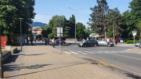 SUDAR U CENTRU LOZNICE: Motociklista naleteo na automobil