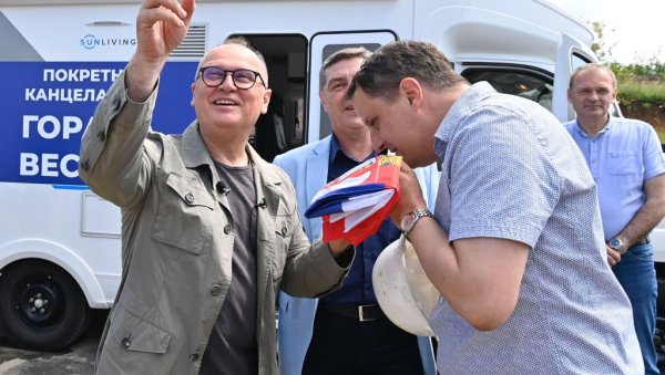 ЗАСТАВА НА КРАНУ: Весић неимарима поклања наше тробојке