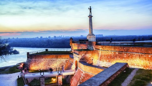 DRAMATIČNE SCENE NA KALEMEGDANU: Žena se popela na zid i ne može da siđe, reagovali i vatrogasci