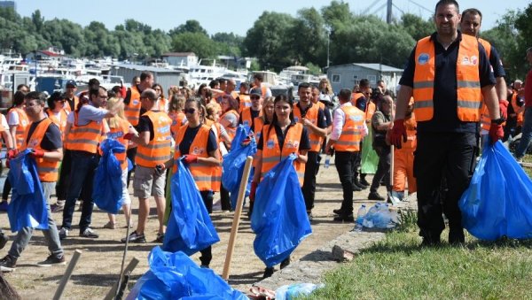 ОБАЛА САВЕ БЕЗ СМЕЋА: Велики број грађана дошао да помогне и уреди животну средину