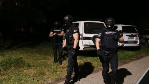 PUCNJAVA U JAKOVU: Muškarac (36) pogođen u grudi, napadač u bekstvu, obojica su osuđivani PUCNJAVA U JAKOVU: Muškarac (36) pogođen u grudi, napadač u bekstvu, obojica su osuđivani