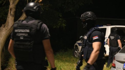 NOVI DETALJI PUCNJAVE U JAKOVU: Osumnjičeni za pucnjavu živi u istoj ulici gde je izvršen zločin NOVI DETALJI PUCNJAVE U JAKOVU: Osumnjičeni za pucnjavu živi u istoj ulici gde je izvršen zločin