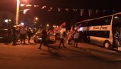 СРБИ СА КиМ КРЕНУЛИ ПУТ БЕОГРАДА ДА ПРУЖЕ ПОДРШКУ ВУЧИЋУ: Док је председника Вучића, биће и Срба на Косову и Метохији (ФОТО/ВИДЕО)