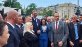 VUČIĆ SA GRAĐANIMA: Predsednik pozdravio narod Srbije nakon polaganja zakletve (FOTO/VIDEO)