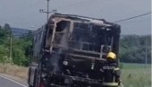 POŽAR KOD OBRENOVCA: Potpuno izgoreo Lastin autobus (VIDEO)