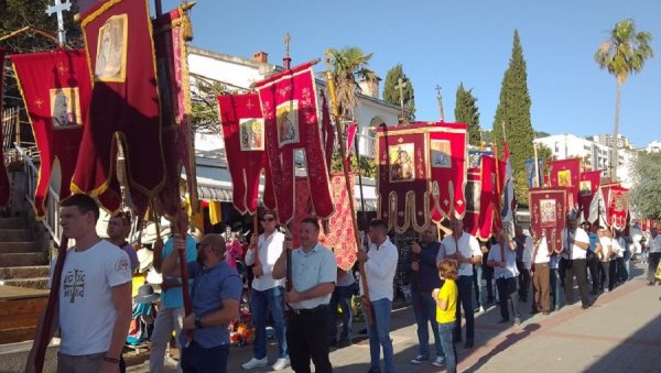 ХЕРЦЕГНОВСКЕ СПАСОВДАНСКЕ СВЕЧАНОСТИ: Литургија и литија - за напредак града и људи (ФОТО)