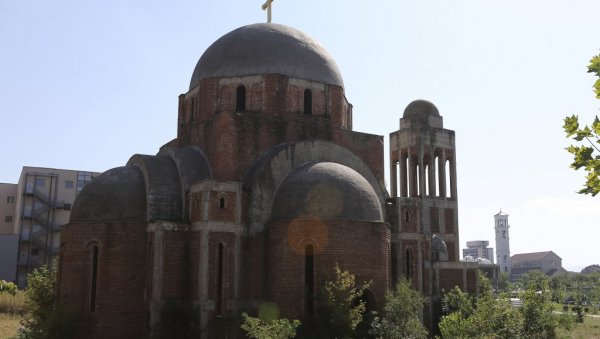 КОСОВСКА ПОЛИЦИЈА ЗАБРАНИЛА ЛИТУРГИЈУ: Свештеницима без објашњења забрањена служба у Храму Христа Спаса у Приштини