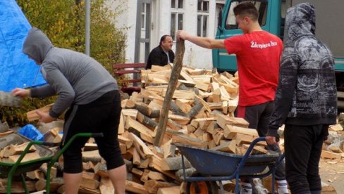 ЗА 1.000 НАЈСИРОМАШНИЈИХ ПОРОДИЦА БЕСПЛАТНИ КУБИЦИ: ЈП „Србијашуме“ објавило нови ценовник огревног дрвета ЗА 1.000 НАЈСИРОМАШНИЈИХ ПОРОДИЦА БЕСПЛАТНИ КУБИЦИ: ЈП „Србијашуме“ објавило нови ценовник огревног дрвета