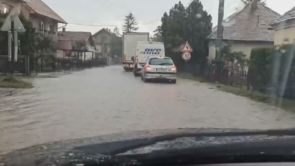 ЛОЗНИЦА ПОД ВОДОМ: Саобраћај у колапсу због провале облака