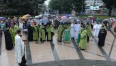 LITIJA PO PLJUSKU: Kraljevčani obeležavaju Svetu Trojicu (FOTO)