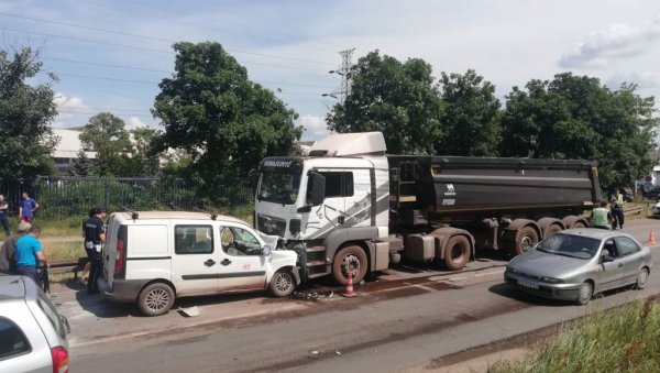 ФОТОГРАФИЈЕ И СНИМЦИ СА МЕСТА НЕСРЕЋЕ: Возач комбија погинуо у судару код Смедерева (ФОТО/ВИДЕО)