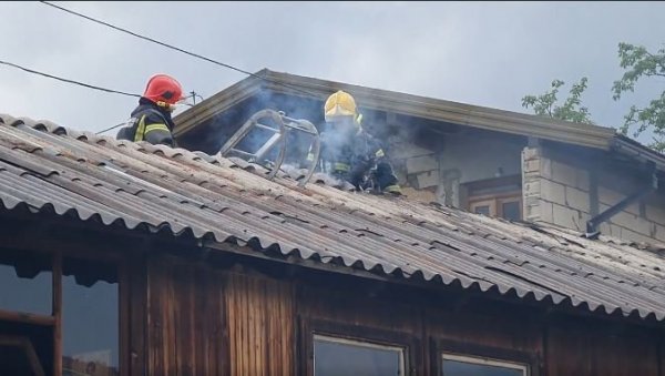 СА ПЛАМЕНОМ СЕ БОРИЛО СЕДАМ ВАТРОГАСЦА: Пожар у Ужицу, густи дим прекрио насеље (ВИДЕО)