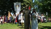 VENČANJE NA FESTIVALU “VITEŠKI MEGDAN U LAZAREVOM GRADU”: Povratnici iz Kanade zavetovali se po srednjevekovnim običajima (FOTO/VIDEO)