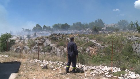 СИТУАЦИЈА НА ПОЖАРИШТУ ОКО ТРЕБИЊА СТАБИЛНА: На падинама Леотара и даље гори