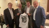 POKLON NA PROMOCIJI KNJIGE: Vučelić i Vazura dali dres Partizana predsedniku UEFA Aleksandru Čeferinu i njegovom ocu (FOTO)