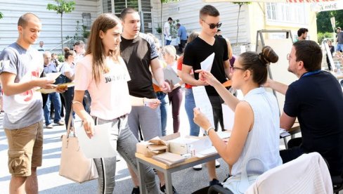 BRUCOŠI DOBILI KLJUČEVE OD SOBA: Počinje školska godina na univerzitetu u Beogradu