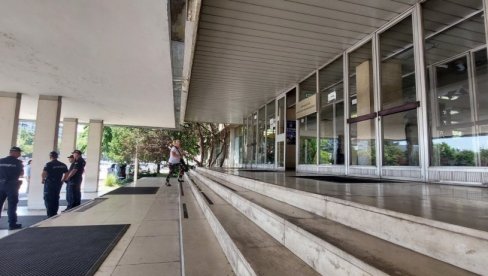 AKCIJA SUK U SREMSKOJ MITROVICI: Lisice jednom aktivnom i dvojici penzionisanih policajaca