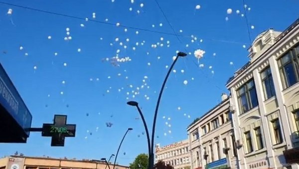 БЕЛИ БАЛОНИ ЗА ОГЊЕНА, НИКОЛУ, ИВАНА И ЛУКУ: Београд и Чачак се опраштају од младића трагично страдалих у саобраћајној несрећи