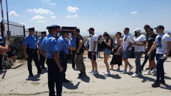 СКИДАЈУ МАЈИЦЕ СА СРПСКИМ ОБЕЛЕЖЈИМА: Полиција лажне државе претреса окупљене на улазу на Газиместан