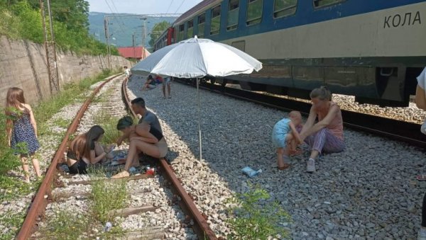 УМЕСТО НА ПЛАЖИ, СУНЧАЈУ СЕ ПОРЕД ПРУГЕ: Прве фотографије воза са 600 путника који се покварио код Бродарева (ФОТО)