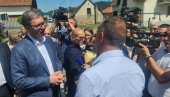 VUČIĆ SE NAŠALIO I ISMEJAO TRAČEVE: Gde god da se pojavim i najavim put, odmah kažu e, ta kuća tu je Vučićeva pa zato gradi (VIDEO)