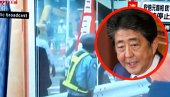 SNIMCI I FOTOGRAFIJE TRENUTKA KADA JE UPUCAN ŠINZO ABE: Dim prekrio binu, oživljavali ga dok je ležao na zemlji (FOTO/VIDEO)