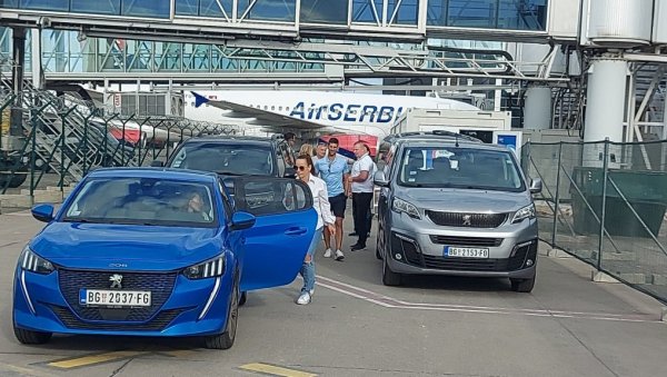 СТИГАО ЈЕ! Новак Ђоковић допутовао у Београд после освајања Вимблдона (ФОТО/ВИДЕО)