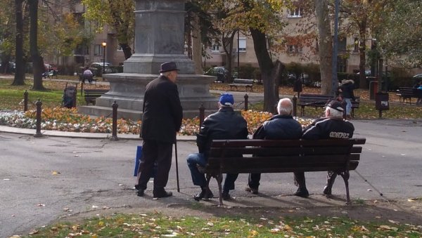 ПЕНЗИОНЕРИ, АКО СЕ НЕ СНАЛАЗИТЕ САМИ, ОВДЕ ЋЕ ВАС ПРИЈАВИТИ ЗА КАРТИЦУ: На Тргу републике данас од 12 до 14 попуниће ваш захтев