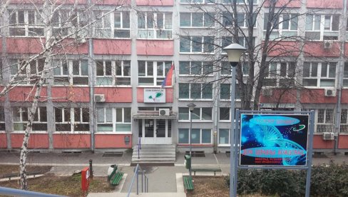 UVODE SE NOĆNE SMENE U DOMOVIMA ZDRAVLJA: Građani neće morati odmah u Urgentni, evo ko će moći da se noću javlja lekarima UVODE SE NOĆNE SMENE U DOMOVIMA ZDRAVLJA: Građani neće morati odmah u Urgentni, evo ko će moći da se noću javlja lekarima